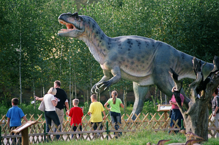 Turyści W Bałtowie Oglądają Dinozaura