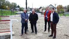 Wójt Tadeusz Sułek, Łukasz Łaganowski I Dwóch Innych Mężczyzn Stoją Nad Nidą