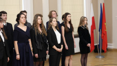 Chór Uczelni Wykonuje Pieść Gaudeamus Igitur