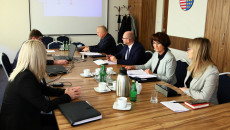 Członkowie Komisji Strategii Rozwoju Promocji I Współpracy Z Zagranicą Oraz Aleksandra Marcinkowska Dyrektor Wojewódzkiego Urzędu Pracy W Kielcach