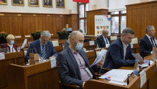 Uczestnicy Konwetu Przewodniczących Sejmików siedzą w maseczkach na twarzy