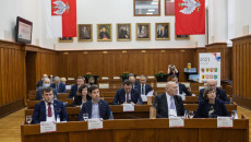 Uczestnicy Konwetu Przewodniczących Sejmików siedzą przy stołach