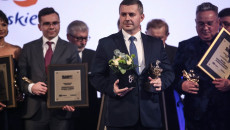 Laureat prezentuje statuetkę