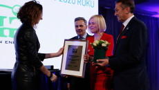 Kobieta odbiera dyplom z rąk wicemarszałek Renaty Janik