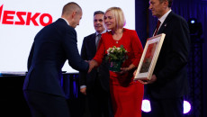 Wicemarszałek Renata Janik gratuluje laureatowi