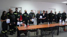 Strażacy Pozują Do Pamiątkowej Fotografii Z Radną Magdaleną Zieleń