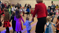 Wicemarszałek Renata Janik tańczy z dziećmi podczas zabawy mikołajkowej