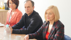 na zdjęciu od prawej: wicemarszałek Renata Janik, ksiądz prof. Witold Janocha, dyrektor Elżbieta Korus