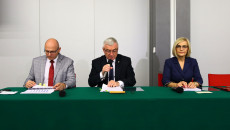 Siedzą przy stole: Jacek Sułek, Andrzej Bętkowski, Renata Janik