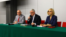 Siedzą przy stole, od prawej: Renata Janik, Andrzej Bętkowski i Jacek Sułek