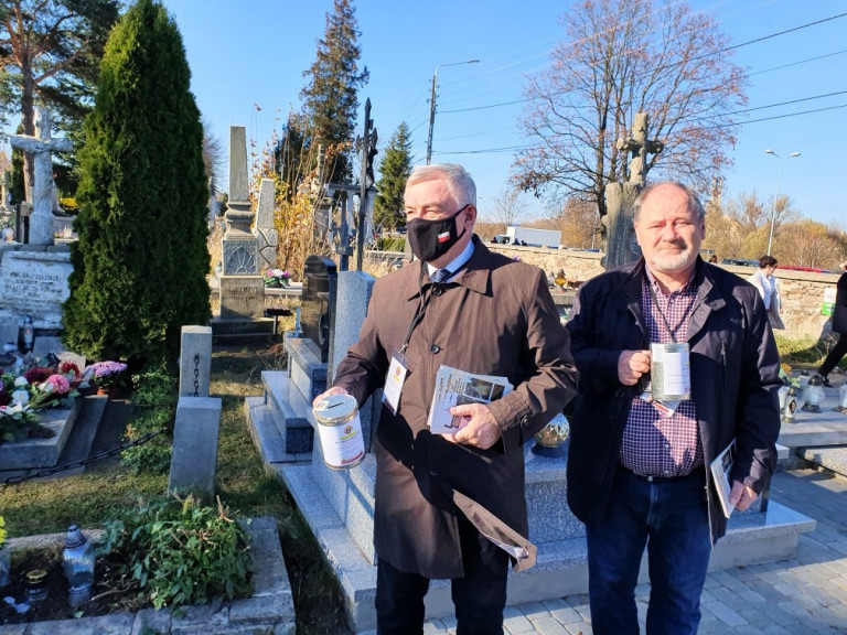 Andrzej Bętkowski I Tadeusz Sikora Kwestujacy na cmentarzu. W rękach trzymają puszki na monety i ulotki