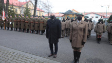 Andrzej Bętkowski Stoi Z Kobietą W Mundurze Straży Granicznej Przed Pododdziałem Sg