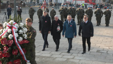 Andrzej Bętkowski W Grupie Składającej Wieniec I Znicz Na Placu Wolności W Kielcach