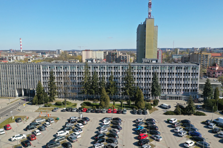 Budynek głównej siedziby Urzędu Marszałkowskiego w Kielcach z lotu ptaka