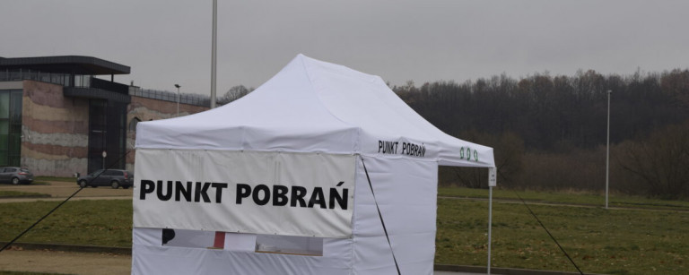 Punkt pobrań wymazów, biały namiot ustawiony na terenie RCN-T w Podzamczu