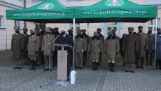 Do Mikrofonu Stojącego Przed Zielonym Namiotem Przemawia Andrzej Bętkowski. Pod Namiotem Stoi Grupa Oficerów Sg.