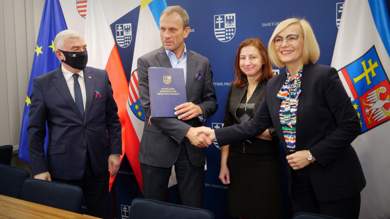 Marszałek Andrzej Bętkowski I Wicemarszałek Renata Janik Przekazują Umowę Wójtowi Piekoszowa Zbigniewowi Piątkowi I Skarbnikowi Gminy Magdalenie Smolarczyk Korbie.