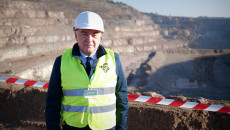 Marszałek Andrzej Bętkowski W Zielonej Kamizelce I Hełmie Ochronnym Na Głowie Na Tle Kopalni.