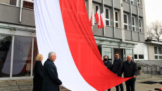 Marszałek I Członkowie Zarządu Wieszją Flagę