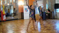 Występ taneczny dwojga dziewcząt w sali WDK