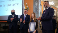 Tomasz Jamka, Andrzej Pruś i Andrzej Bętkowski na zdjęciu z laureatką Talentów Świętokrzyskich