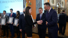 Tomasz Jamka gratuluje jednej z laureatek Talentów