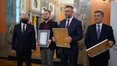 Laureat Talentów na zdjęciu wraz z wręczającymi