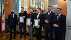 Laureaci stypendium (studenci) Talenty Świętokrzyskie wraz z wręczającymi