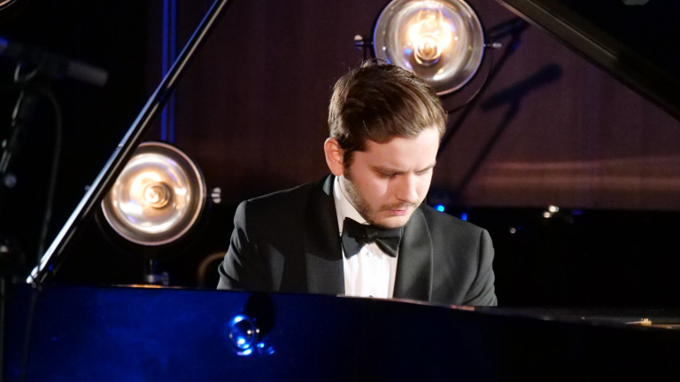 Pianista Kamil Pacholec gra koncert