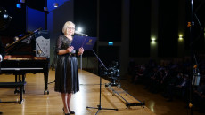 Wicemarszałek Renata Janik przemawia na scenie Zespołu Państwowych Szkół Muzycznych w Kielcach