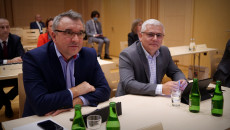 Piotr Żołądek i Andrzej Swajda siedzą podczas sesji Sejmiku