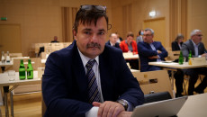 Radny Waldemar Wrona siedzi podczas sesji Sejmiku