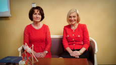 Od lewej: dyrektor Regionalnego Ośrodka Polityki Społecznej Elżbieta Korus oraz wicemarszałek Renata Janik siedzą przy stoliku