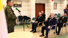 Przemawia Do Mikrofonu Dariusz Kaszuba, Na Krzesłach Siedzą Marek Jońca I Andrzej Bętkowski