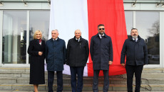 Renata Janik, Andrzej Bętkowski, Marek Jońca, Tomasz Jamka, Andrzej Bodo Na Tle Flagi Powieszonej Na Urzędzie