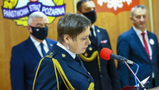 Przemawia kobieta w mundurze strażackim