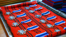 Medale ułożone na czerwonym tle