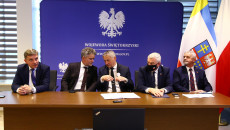 Za Stołem Siedzą Uczestnicy Spotkania