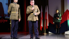 Dwaj mężczyźni w mundurach stoją na scenie