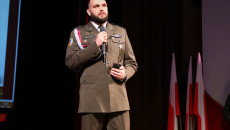 Mężczyna w mundurze przemawia