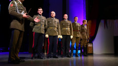 Mężczyźni w mundurach stoją na scenie