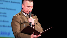 Przemawia mężczyzna w wojskowym mundurze