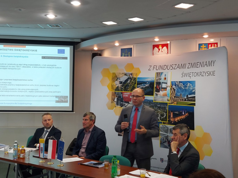 Dyrektor Sułek Referuje Do Mikrofonu Ostateczne Ustalenia Z Komisją Europejską