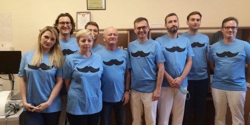 Lekarze Świętokrzyskiego Centrum Onkologii W Koszulkach Z Namalowanymi Wąsami