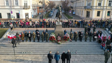 marszałek Andrzej Bętkowski uczestniczy w złożeniu kwiatów pod pomnikiem Piłsudskiego w Kielcach