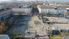 przejście uczestników uroczystości na Plac Wolności