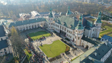 przygotowanie do śpiewania hymnu polskiego widok na Wzgórze Zamkowe w Kielcach