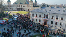 uczestnicy spotkania patriotycznego obok budynku Caritas w Kielcach