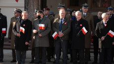 Uczestnicy Uroczystośći Z Flagami W Rękach