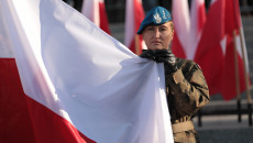 żołnierz Podtrzymuje Polską Flagę